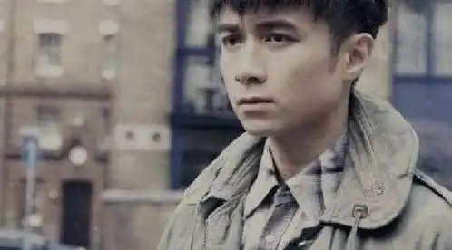 王祖贤曾经的剧照流出,旁边的小记者居然是古巨基,如今成为大明星