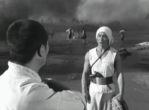 1963年,锅炉工燕秀峰看完小兵张嘎后嘀咕堵老乡烟囱可没干