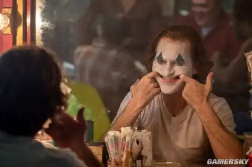 小丑电影新剧照丑爷手扯嘴角强颜欢笑