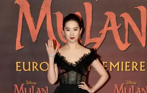 刘亦菲走美艳路线也迷人,穿蕾丝礼服小秀身材,就是溜肩好明显