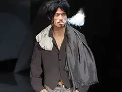 网络红人犀利哥走秀放不开