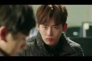 跪求匹诺曹的剧照第七集李钟硕向安灿秀双手捧脸嘟嘴卖萌打听情报的那张