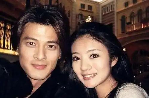 安以轩发文晒女儿娃宝周岁照,娃宝一身红色蓬蓬裙超可爱,一家四口十分温馨
