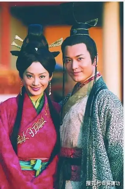 黄晓明在中餐厅5向宁静道歉的方式,值得所有男生学一学
