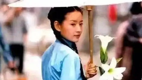 40岁董洁演18岁高中生,违和感满满,女明星装嫩哪家强