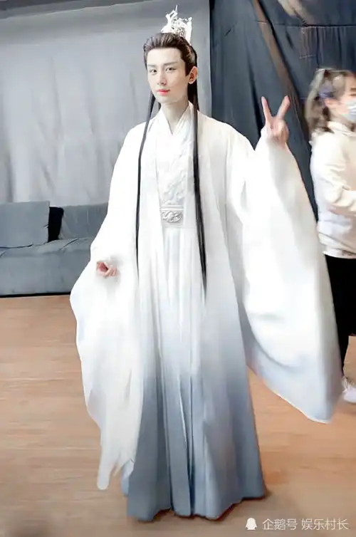 沉香如屑成毅定妆直播,帝君造型比司凤还好看,景甜却被指太像璇玑
