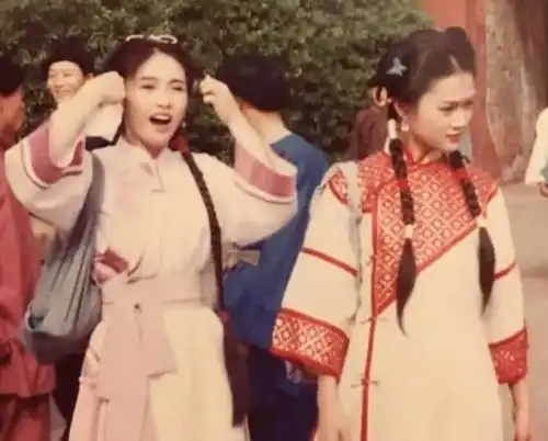 梁小冰和黎姿25年前剧照曝光,网友直呼鹅蛋脸被圆脸比下去了
