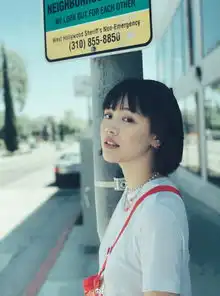 马思纯新剧路透照曝光,再现经典海绵宝宝微笑,身边帅气男星抢镜