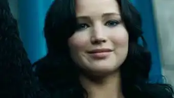 饥饿游戏2曝先行预告劳伦斯现大饼脸
