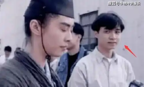 王祖贤早年片场照再被扒,谁注意她身旁的小记者如今已成巨星
