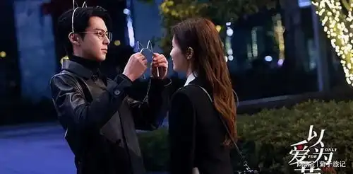 以爱为营10大爱情金句,正是那束光吸引了我,指引我走向你
