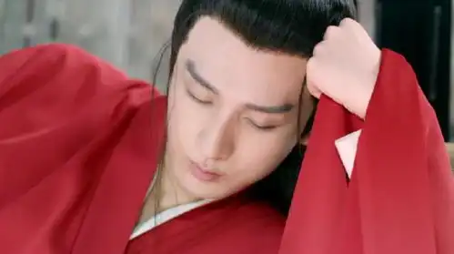 南风知我意再晒剧照,成毅受伤拄拐杖,脆弱感绝了