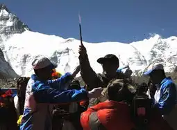珠峰大本营举行圣火登顶庆祝仪式
