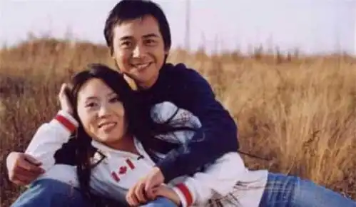 27岁娶大15岁知名艺术家,结婚16年无儿无女,却恩爱如初恋