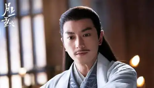 罗云熙月上重火新剧照,陈钰琪手拿兔子灯,尽显灵动俏皮
