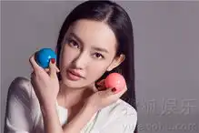 童菲杂志片秀完美身姿露蛮腰展曲线美
