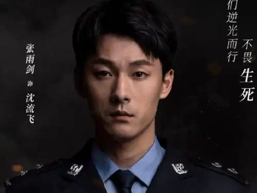 彭冠英又一新剧来袭,一袭造型帅气满满,眼神杀十足