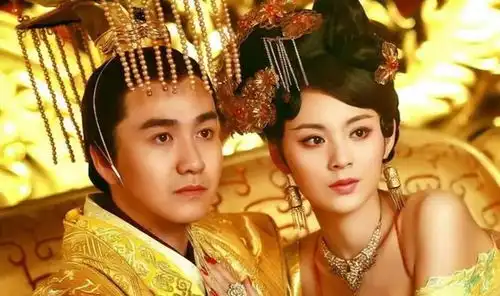 10来岁小皇帝和哥哥比残暴哥哥纵犬噬婴儿,弟弟放蝎蜇肉身
