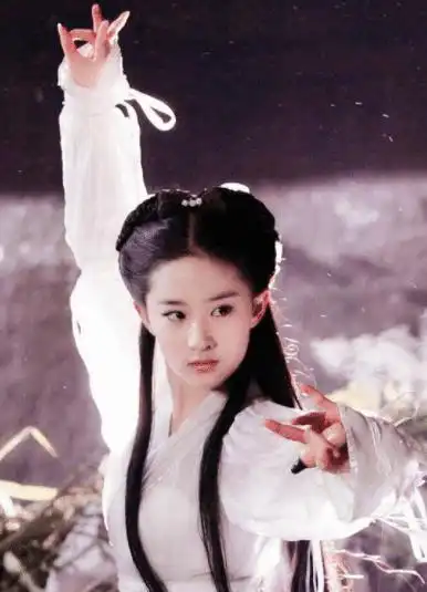 十年前给刘亦菲撑伞的小配角,十年后逆袭远超于她,红到发紫
