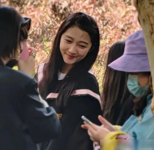 关晓彤拍照被同学挤到角落,右下角的人说明问题,都是命运的安排
