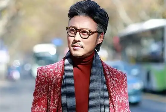 神似靳东,他是红楼第一美男,网友鱼尾纹都在闪闪发光
