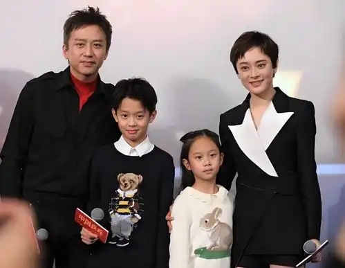 孙俪一家四口看比赛,两个孩子正面高清照曝光儿子随妈女儿像爸
