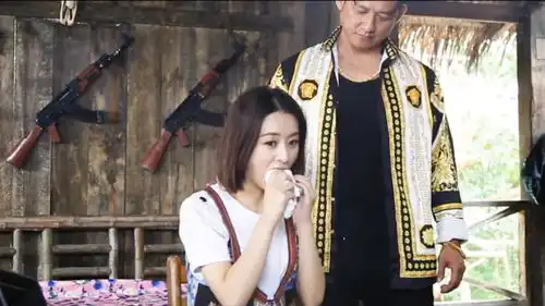 倾城时光花絮赵丽颖拿起抹布就往嘴里塞,演出了吃东西的感觉