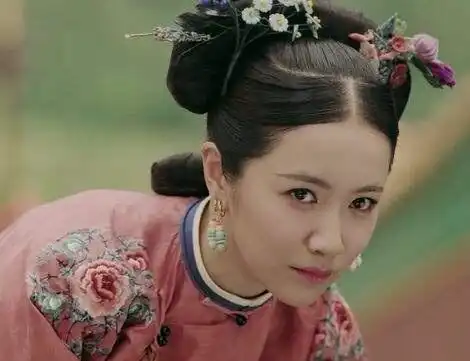她13岁就成为乾隆的宠妃,乾隆对她痴迷不已,曾把她的牌子翻掉漆
