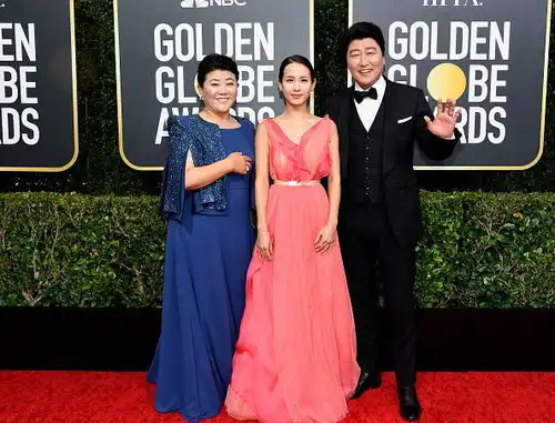 组图奉俊昊携寄生虫剧组亮相金球红毯宋康昊西装尽显成熟范