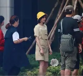 活脱脱的樱桃小丸子郑爽戴小黄帽撅嘴呆萌
