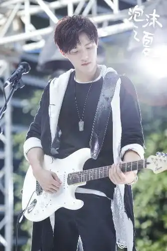 黄圣池泡沫之夏今日开播樱花般少年梦幻出场