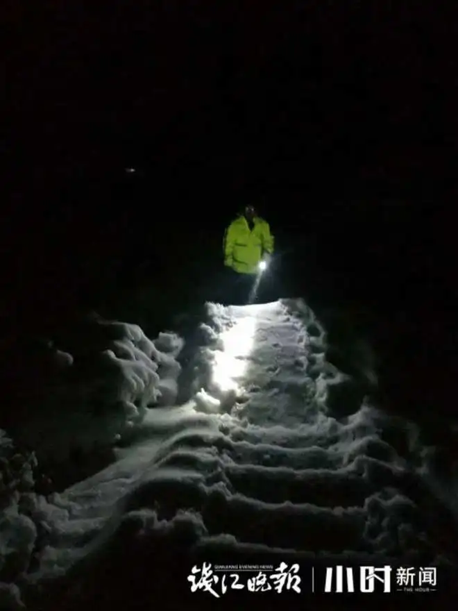 神吗杭州灵隐山体随便哪里,拍张照片这位老民警就能找到你,耗时精确到分钟