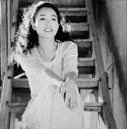 林青霞给她做配,张艺谋为她痴情,52岁未婚未育,却活成了传奇巩俐
