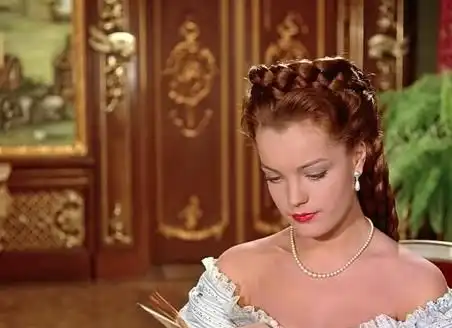 美女王后因纤腰出名,一生都在追求美,其疯狂程度你难以想象