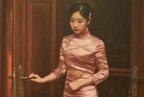 本以为谭松韵娃娃脸不适合穿旗袍,当她民国剧照曝出,是我天真
