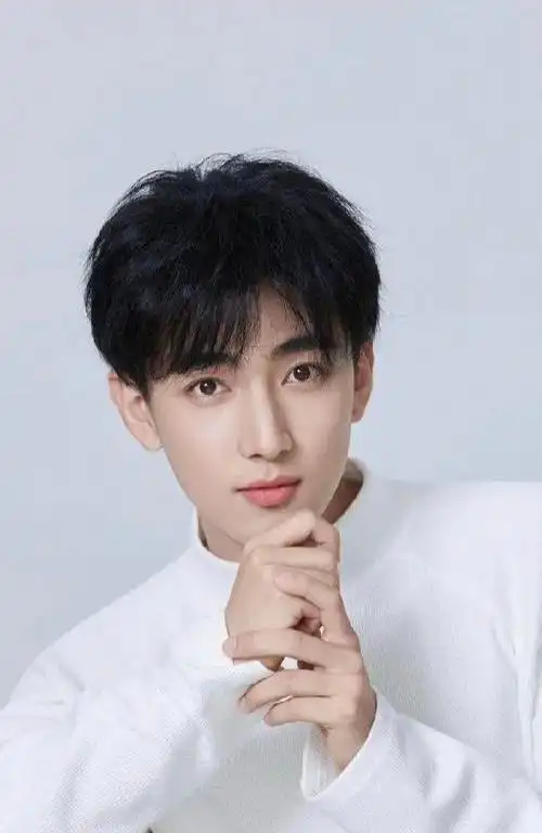 中戏科班毕业,搭档胡杏儿没红,今凭新版放羊的星星出圈
