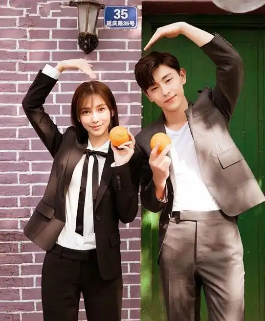 邓伦的气质真百搭,和baby写真里同框无违和感,很有cp感