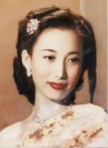 她曾和张国荣合作阿飞正传穿上旗袍后宛如上海名媛

