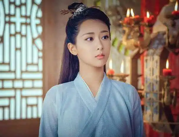 杨紫的公益旧照流出,台上用手语,为聋哑儿童送温暖
