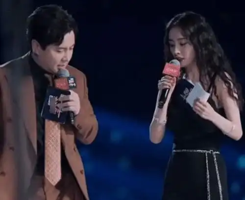 杨幂扶沈腾扶了个寂寞巧妙化解尴尬,是所有女人的必修课