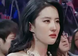仙女落泪刘亦菲活动现场泪流不止,仰头擦泪惹众网友心疼
