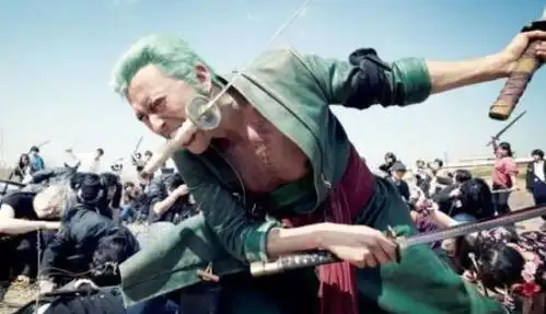 海贼王官方真人版剧照,索隆三刀流完美还原,群众演员神配合
