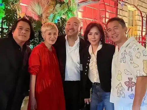 58岁吴君如疑似医美过度,苹果肌僵硬肿胀,被网友指撞脸特朗普
