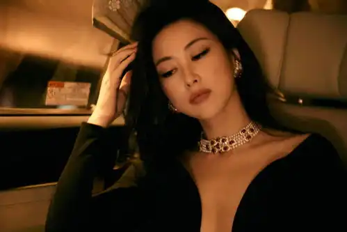 39岁朱珠穿深v黑裙好性感身材丰腴眼神妩媚露锁骨魅惑迷人