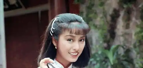 她是香港第一美女,成龙苦追8年无果,今65岁越活越年轻
