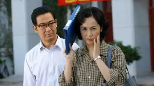 吵了一辈子架的爸妈,终于在晚年爱上彼此
