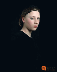 荷兰摄影师模仿戴珍珠耳环的少女推出新作