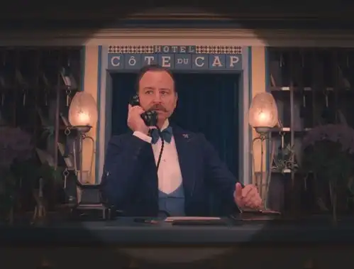 布达佩斯大饭店画面结构的复古格调,摄影构图与色彩的装置美学
