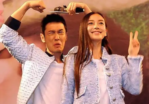 奔跑吧黄晓明被寄广告牌,baby甜笑难掩,网友没有离婚