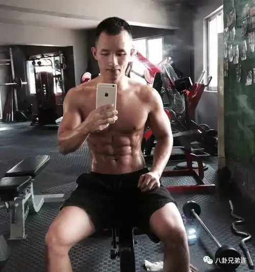 肌肉型男也可以多才多艺,不会书法的厨子不是一个好教练
